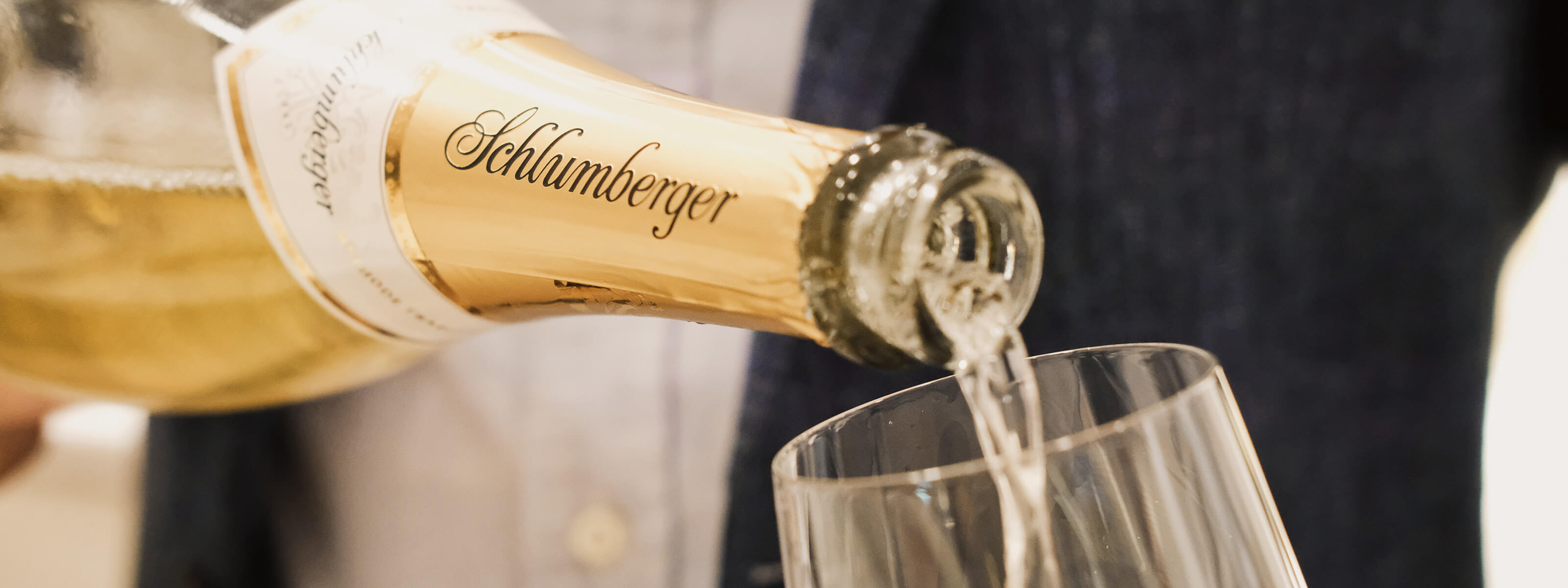 Flasche Schlumberger Sparkling Brut beim Einschenken in ein Sektglas