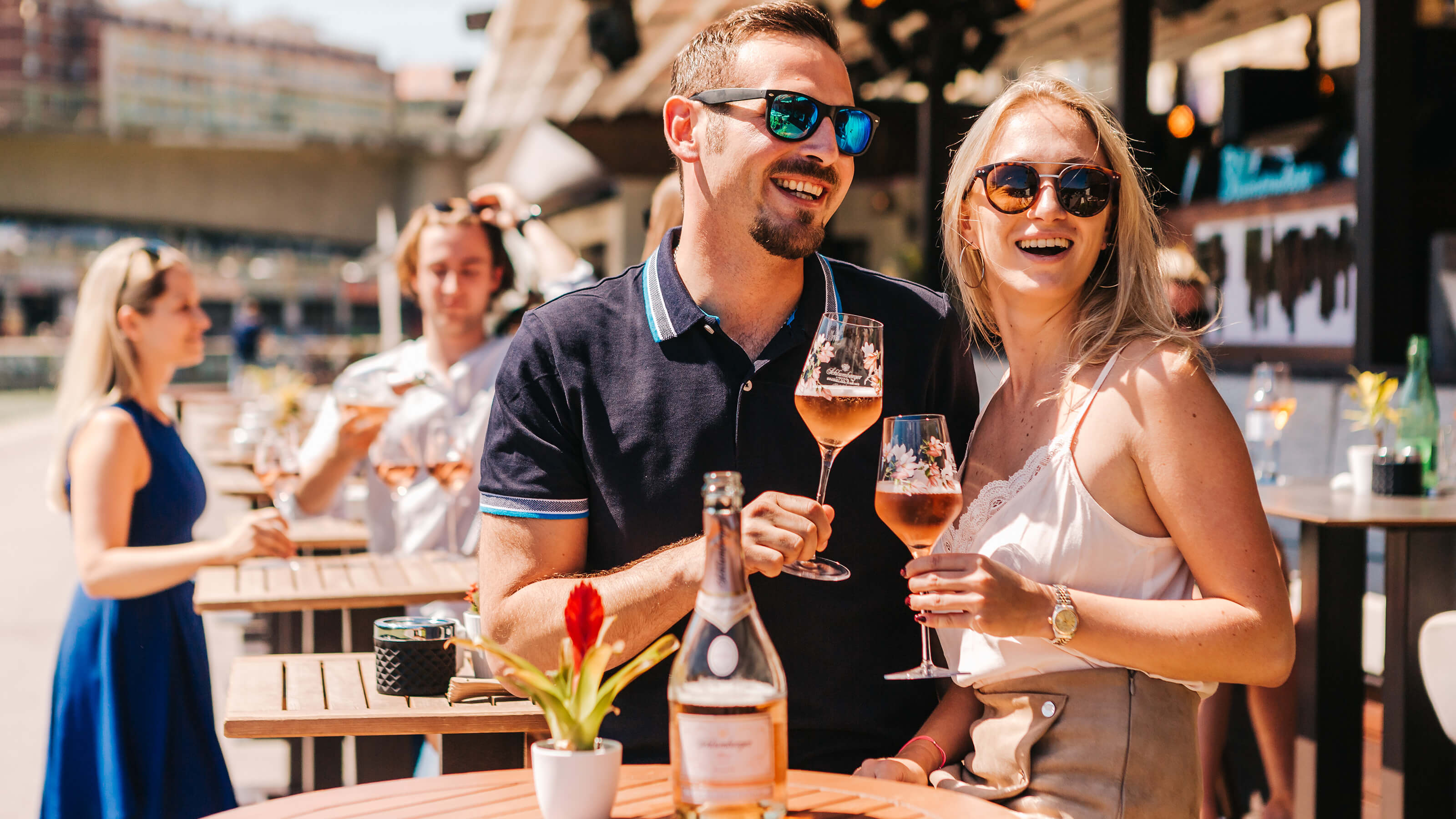 paar-beim-anstossen-mit-einem-glas-schlumberger-rose-spring-edition
