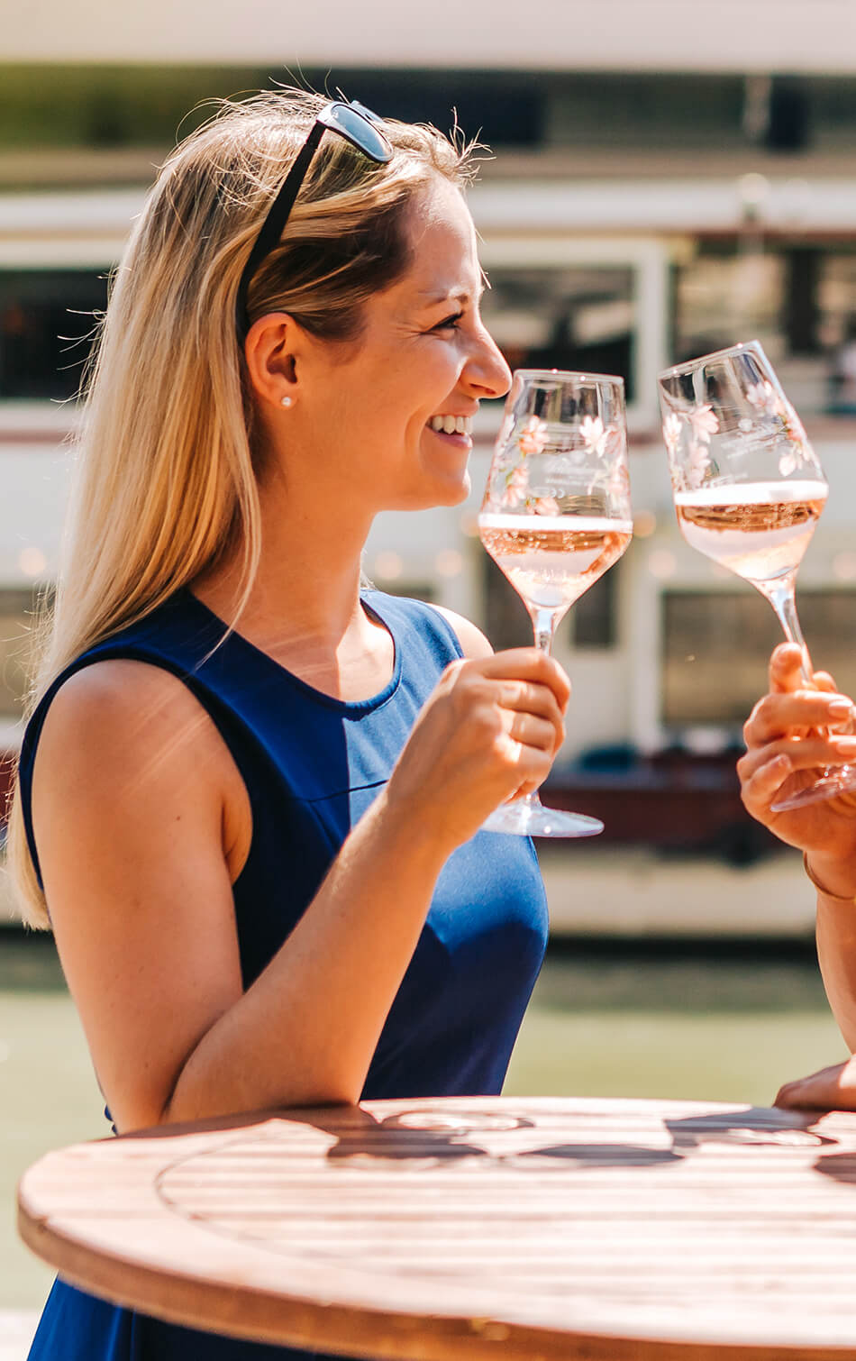 Silke mit einem Glas in der Schlumberger Spring Edition