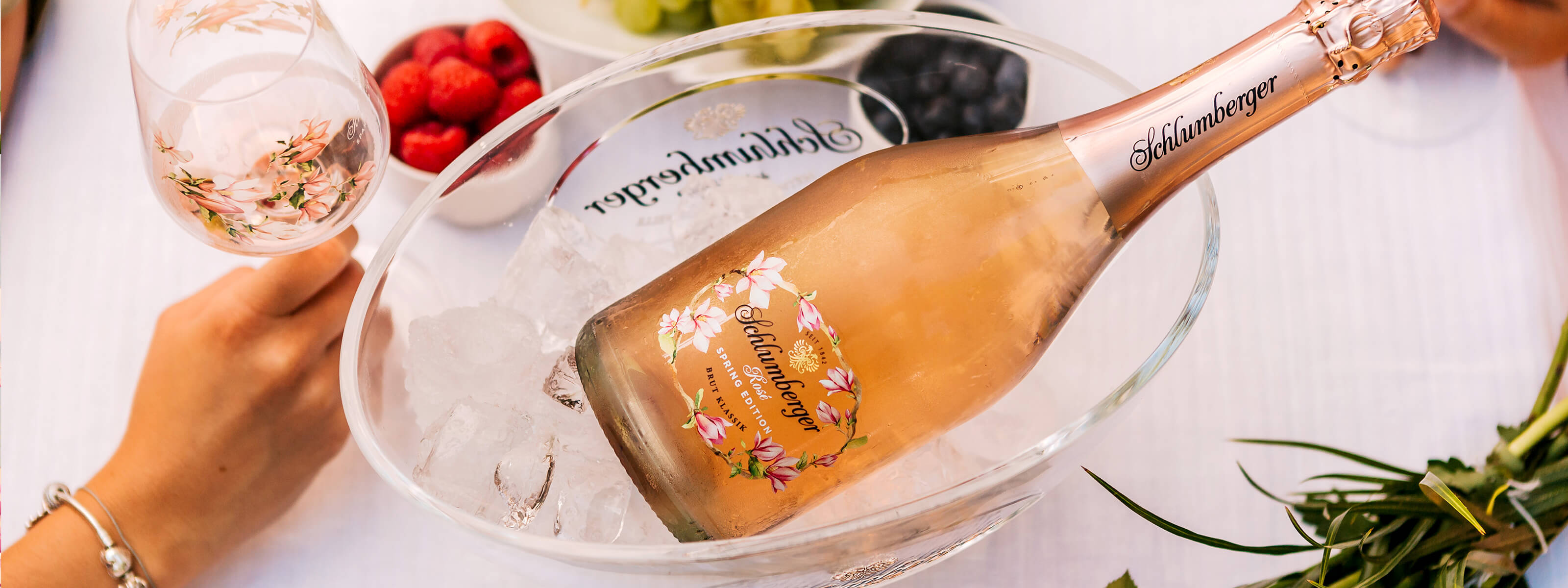 Schlumberger Rosé Spring Edition Brut Klassik 0,75 Liter Flasche im ovalen Sektkühler auf frühlingshaftem Tisch