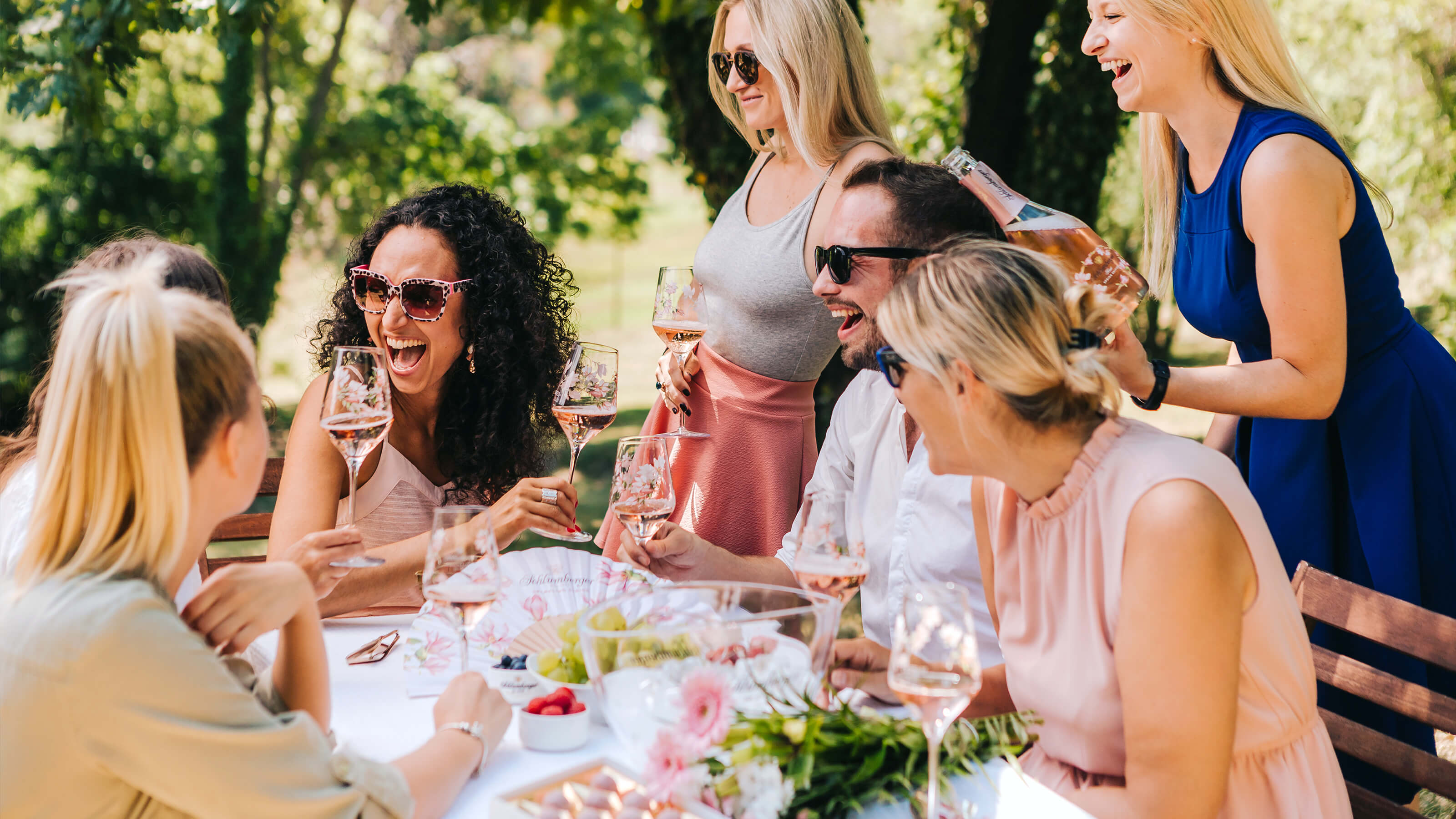 Schlumberger Team bei froehlichem beisammen sein mit Rose Spring Edition im Park