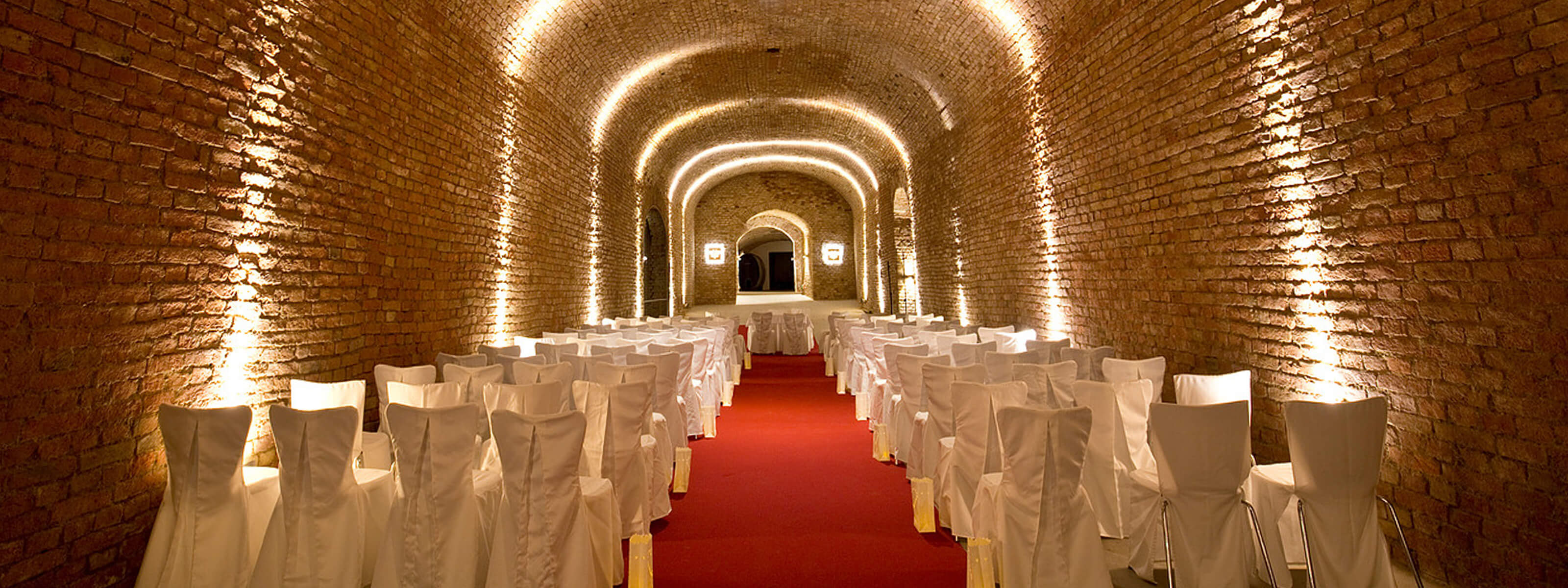 Bestuhlung für eine Hochzeit in den Schlumberger Kellerwelten