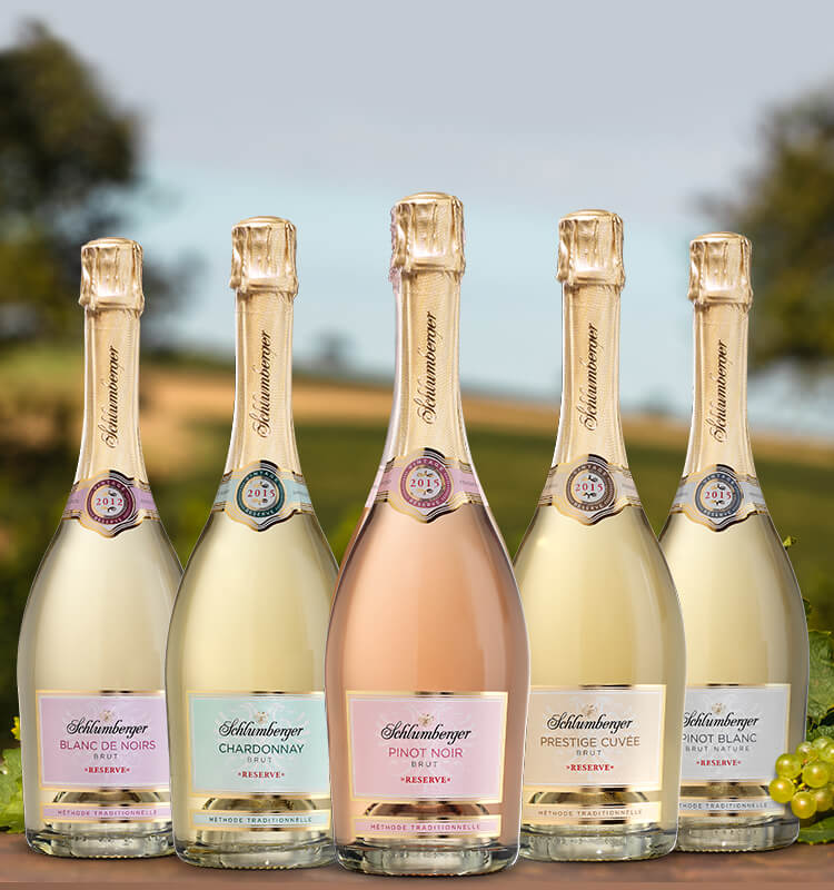 Schlumberger Reserve Linie bestehend aus den fünf Sorten, Chardonnay Brut Reserve, Prestige Cuvée Brut Reserve, Pinot Noir Brut Reserve, Blanc de Noirs Brut Reserve und Pinot Blanc Brut Nature Reserve mit Weingut Hintergrund