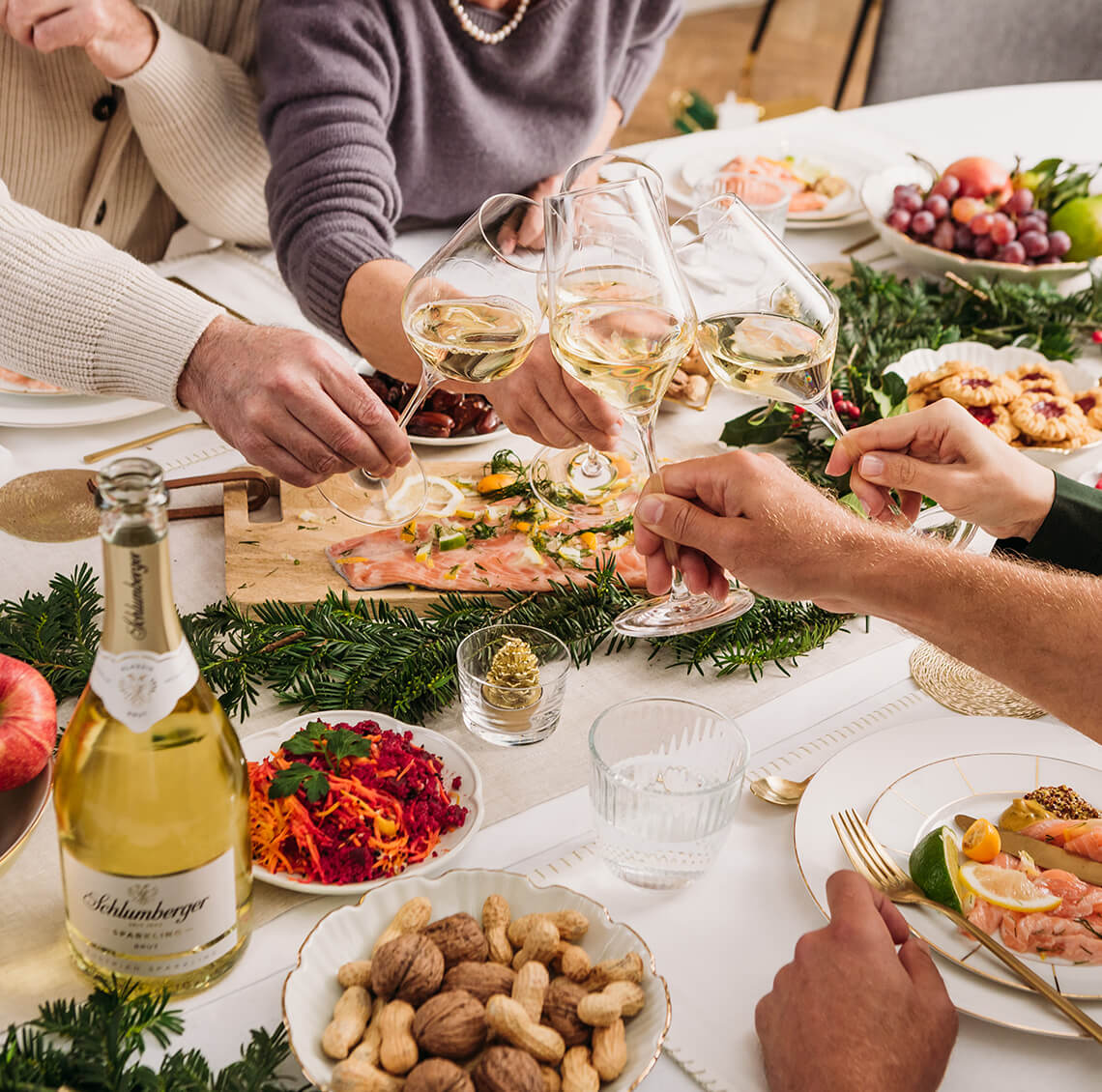 Ein Glas Schlumberger Sekt beim Weihnachtsdinner