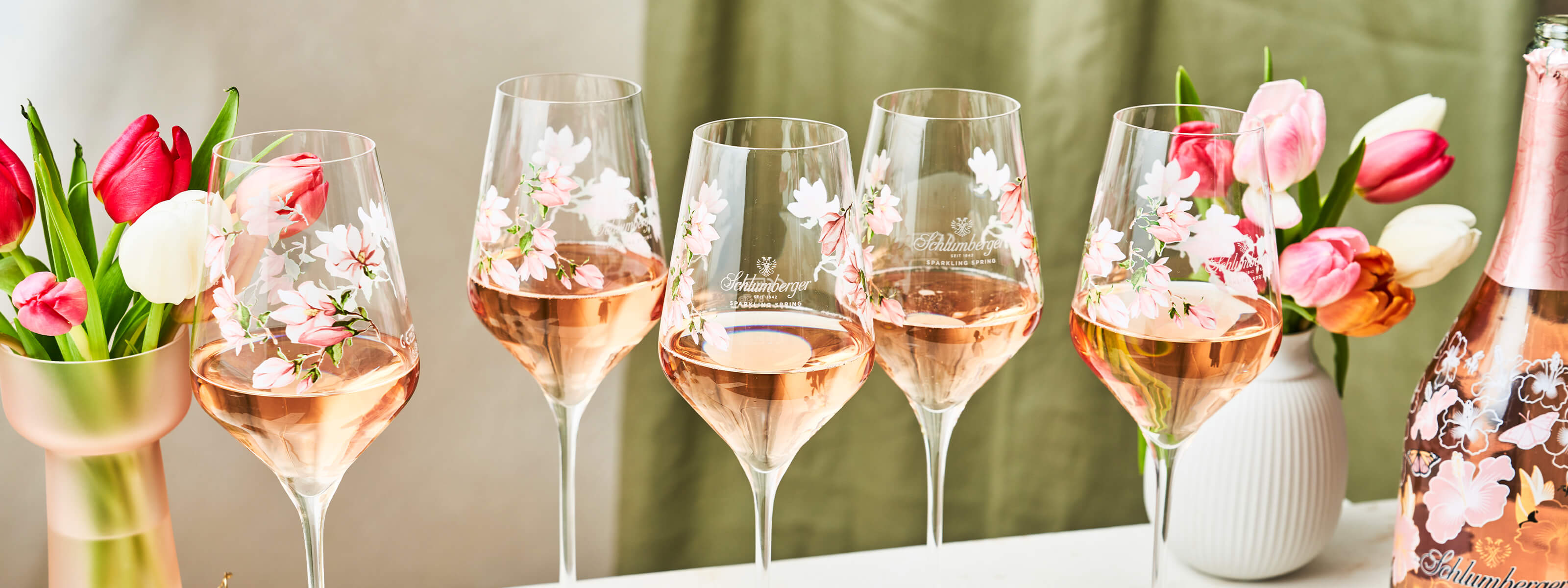 Schlumbegrer Spring Glaser am Tisch mit Rosé Sekt