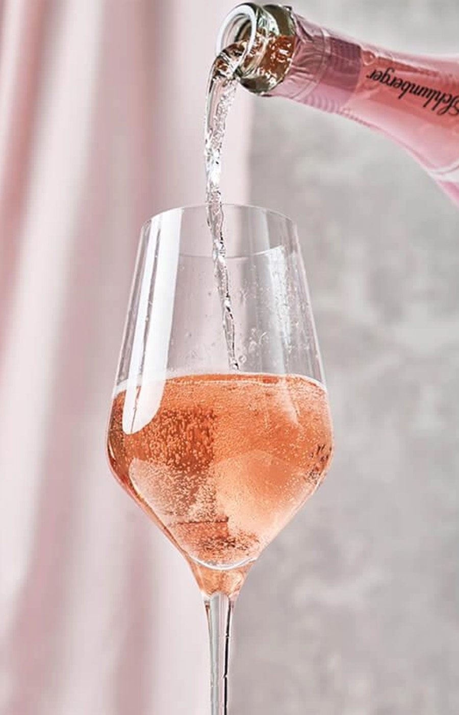 Schlumberger Sekt Rosé Glas wird eingeschenkt