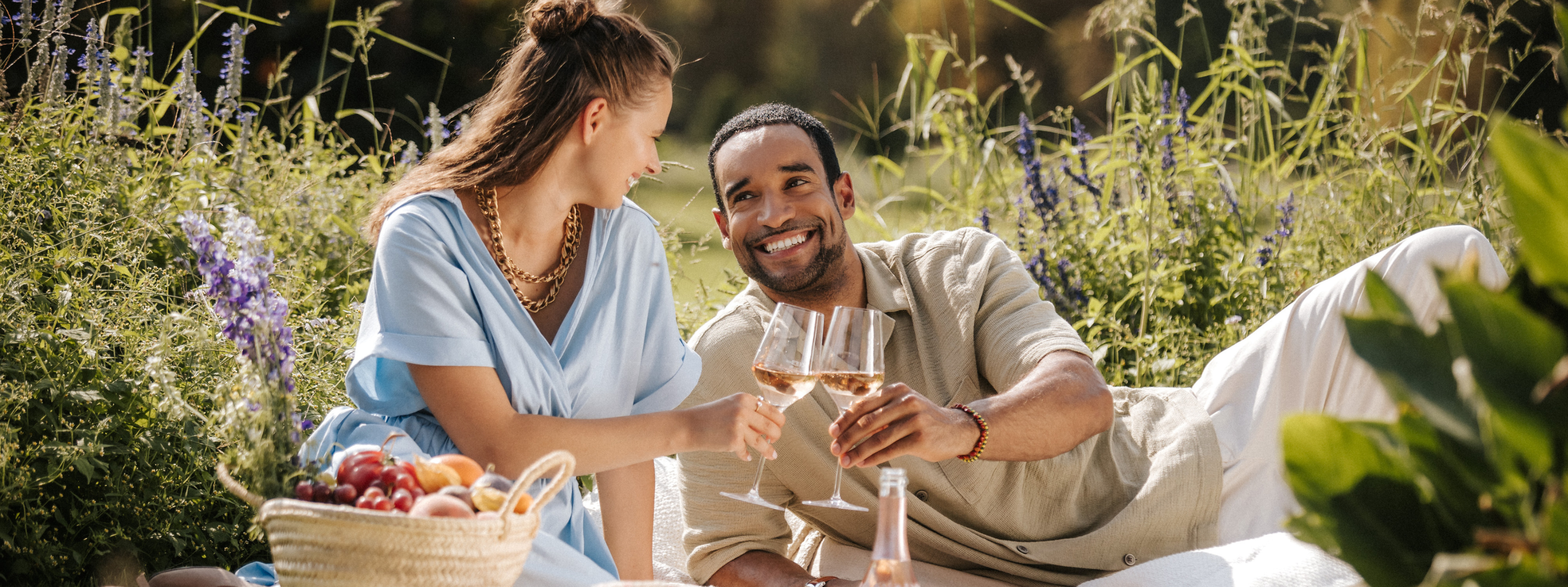 2 Personen sitzen auf einer Picknick Decke