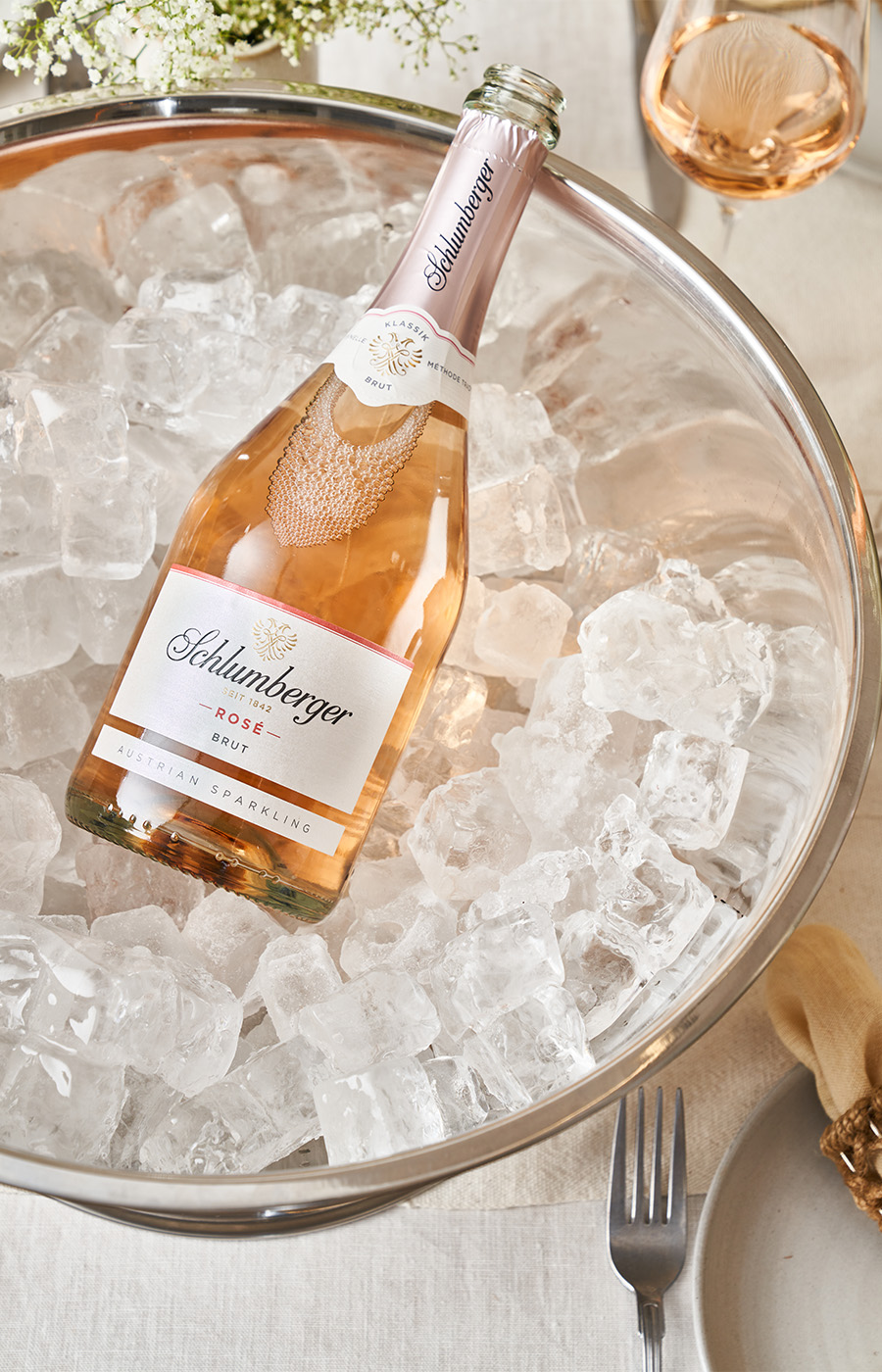 eine Flasche Schlumberger Rose in einem Kübel mit Eis