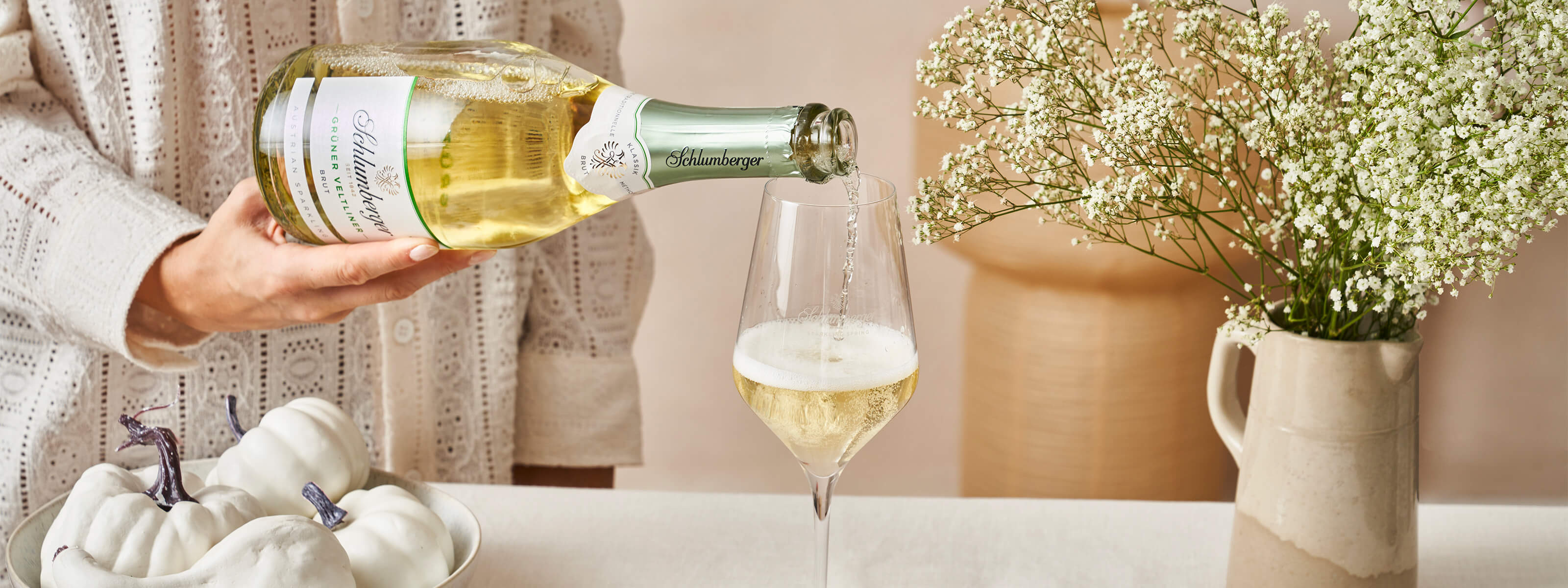 Schlumberger Sekt wird in ein Glas eingeschenkt
