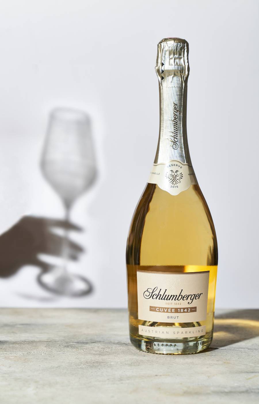 Schlumberger Cuvee 1842 steht am Tisch mit Schatten