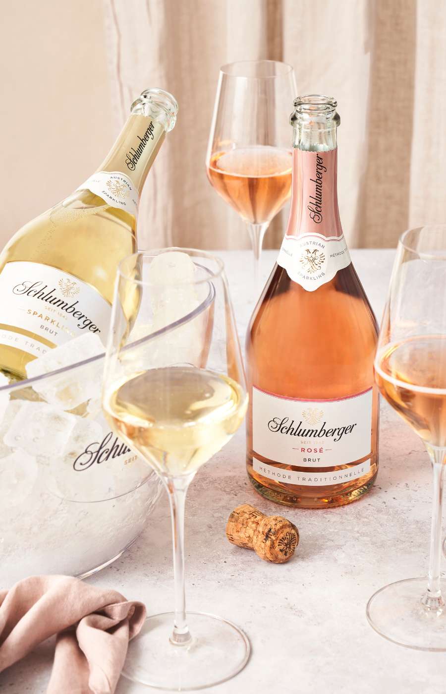 Schlumberger Sparkling und Rosé Brut stehen am Tisch mit Gläser 