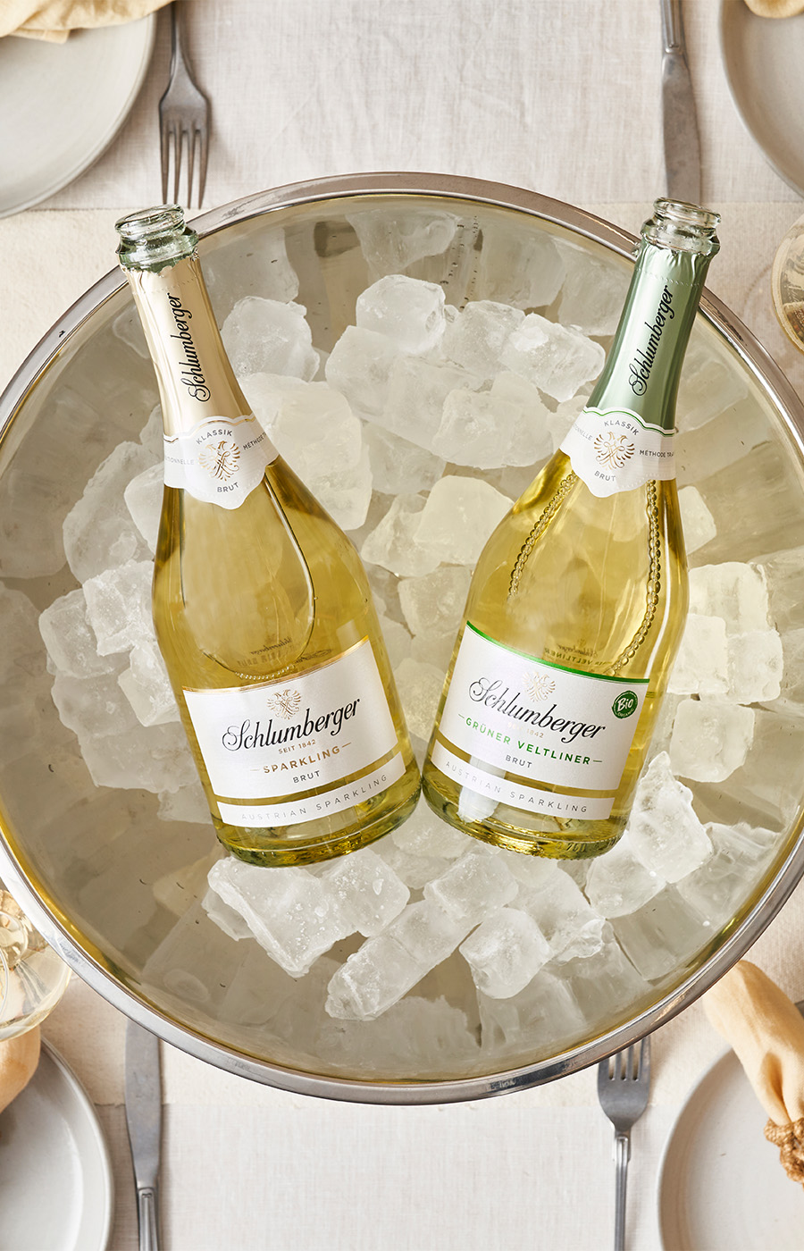 Zwei Flaschen Schlumberger Sekt in einem Kübel mit Eis