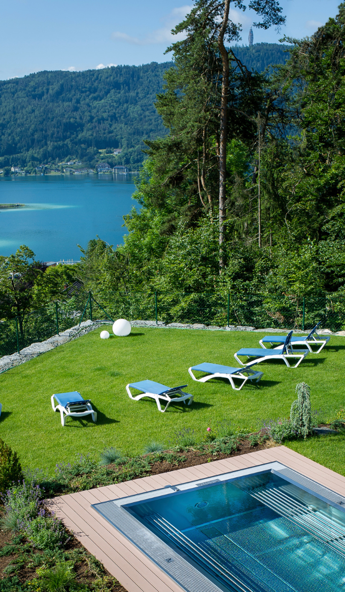 Pool und Liegewiese mit Blick auf den Wörthersee