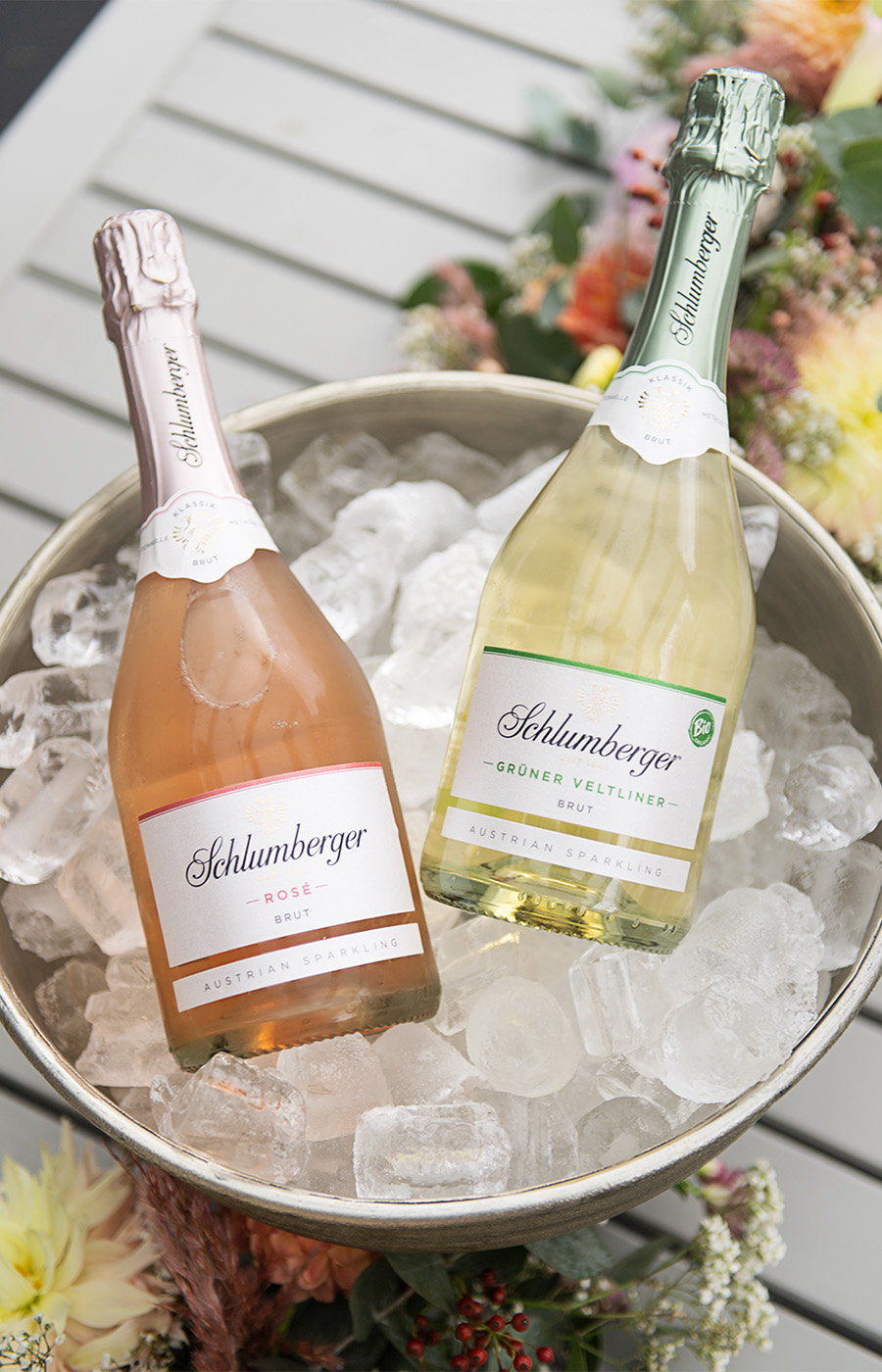 Eine Flasche Schlumberger Rosé und Schlumberger Grüner Veltliner in einem Eiskübel.