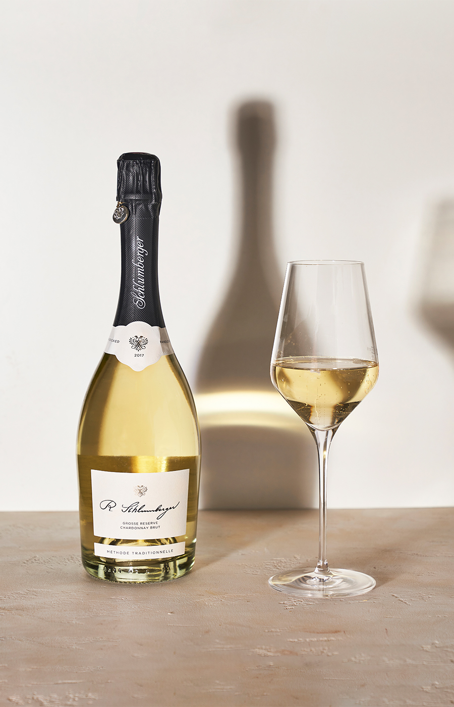 Ein Glas und eine Flasche Schlumberger Sekt