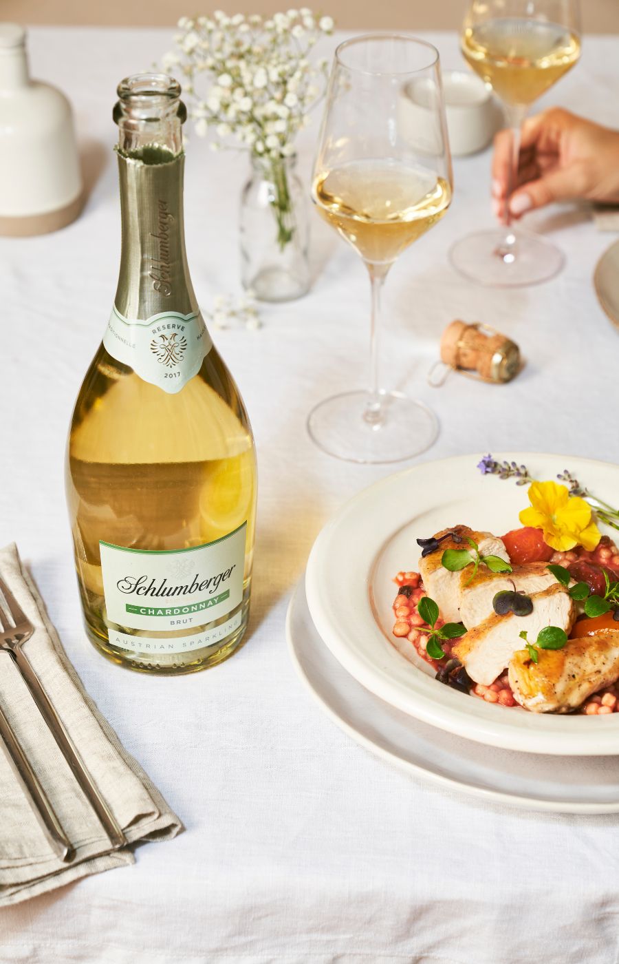 Gedeckter Tisch mit Chardonnay Reserve und einem Hühnchen-Gericht