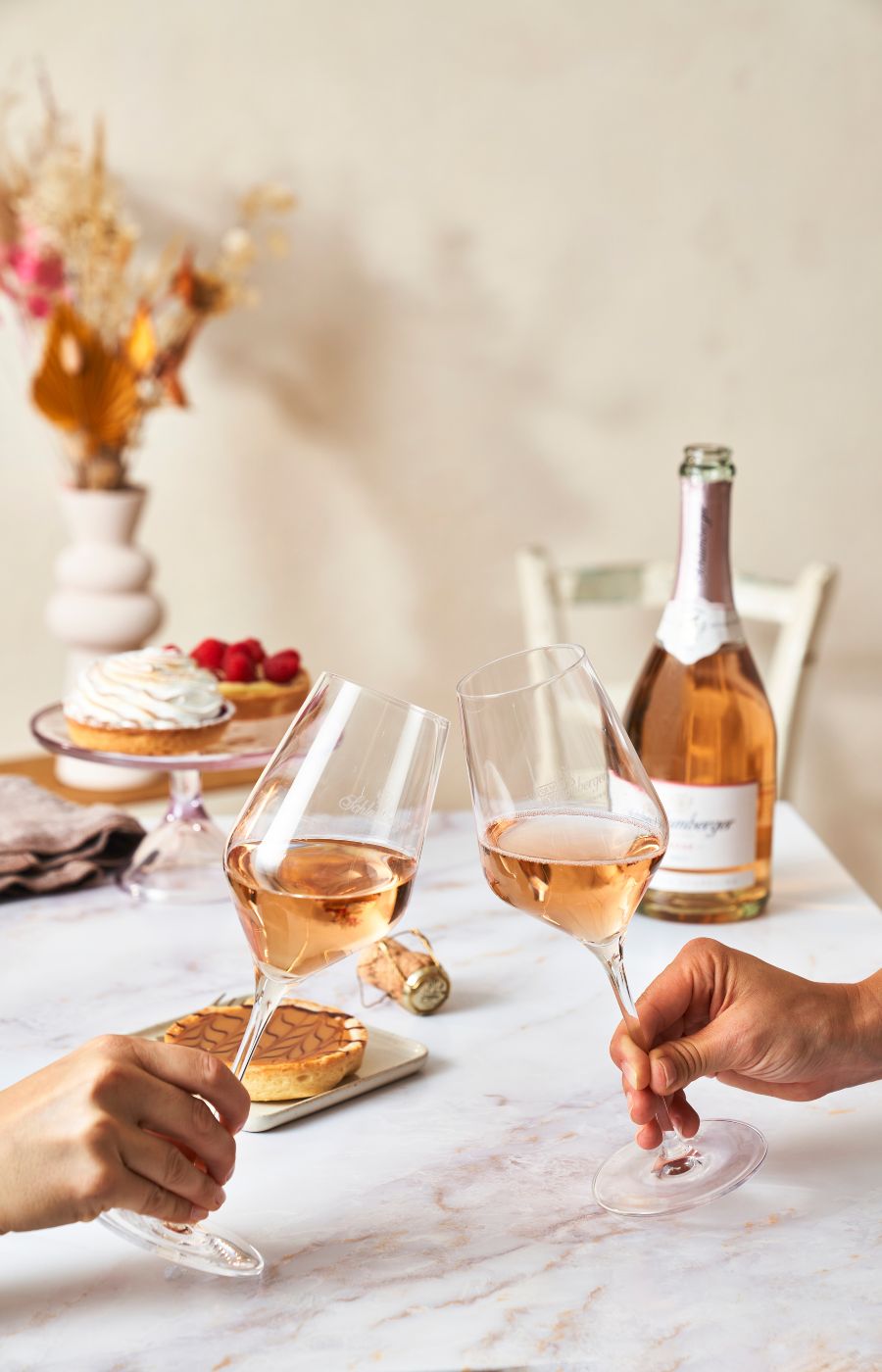 Zwei Personen stossen mit Schlumberger Rosé Brut