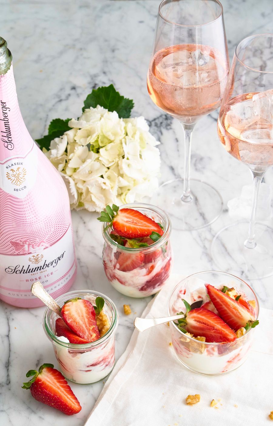 Rose Ice Secco mit Erdbeeren und Joghurt