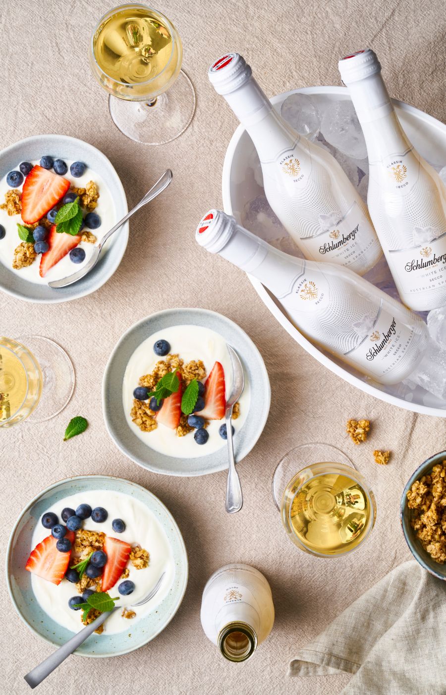 Sektfrühstück mit Joghurt und Früchten