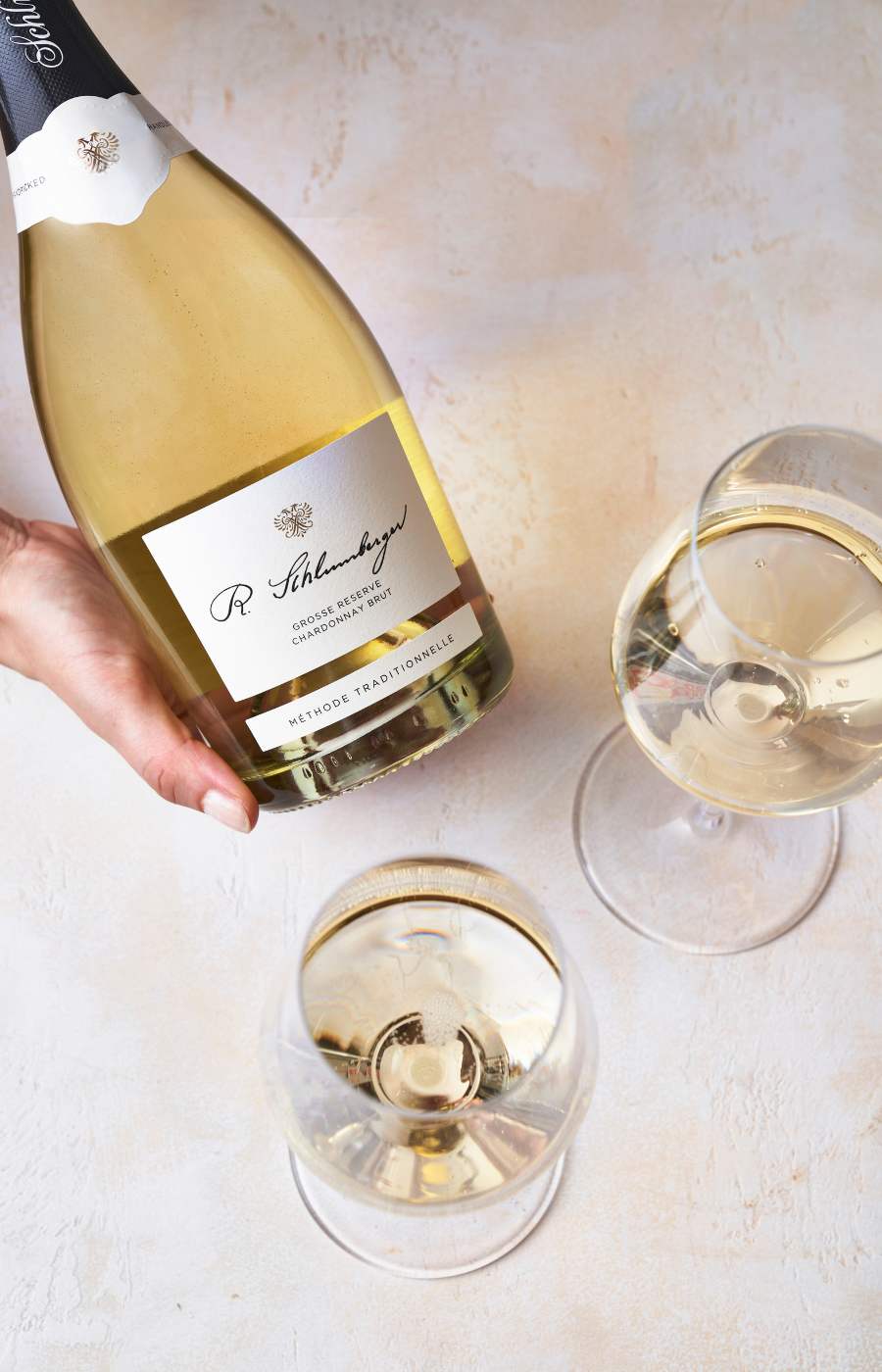 Ein Glas und eine Flasche Schlumberger Sekt