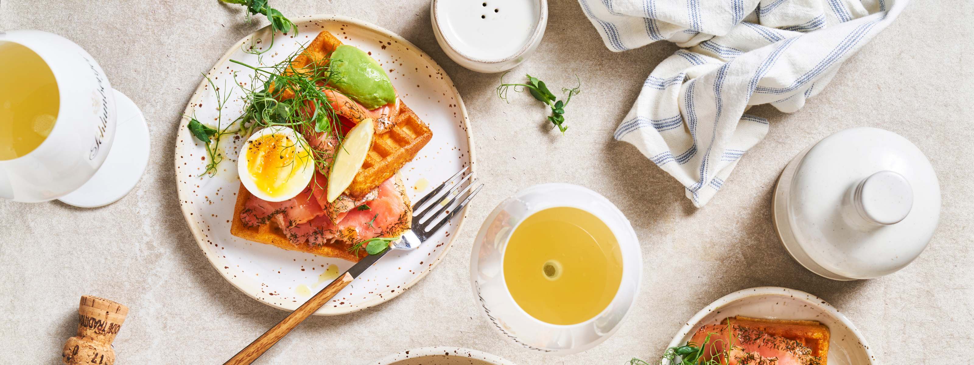Sektfrühstück mit Waffel, Lachs und Ei
