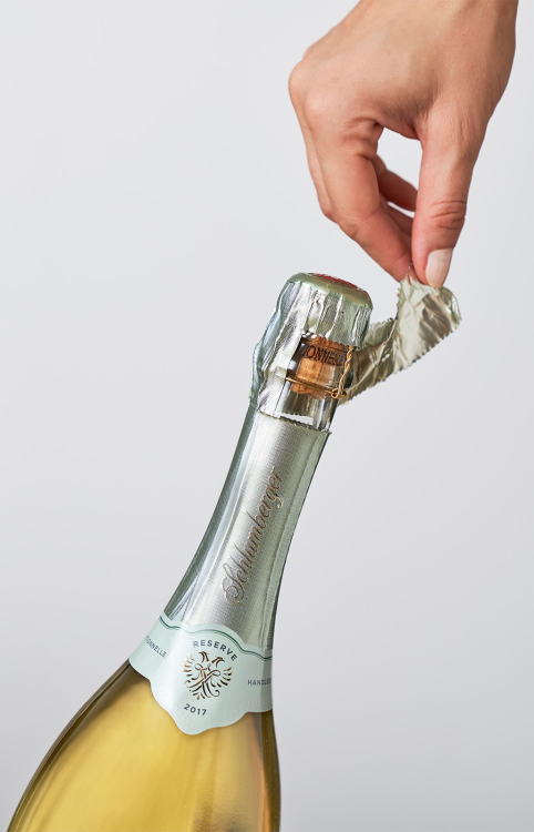 Eine Sektflasche wird geöffnet