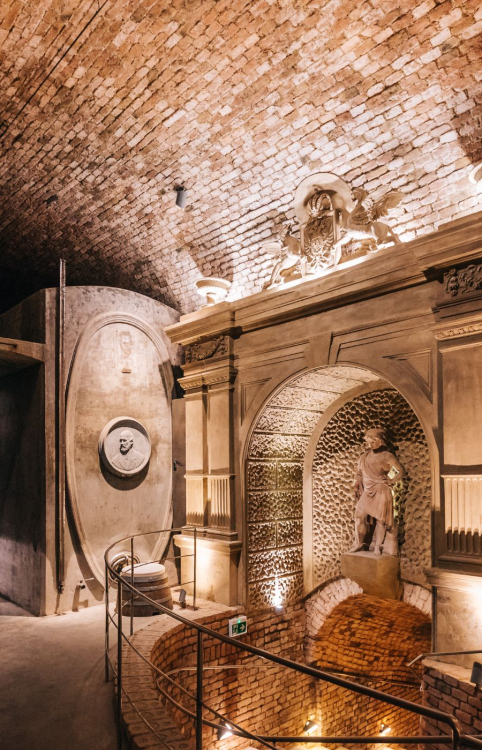 Gega-Tor und Zisterne im Schlumberger Domkeller