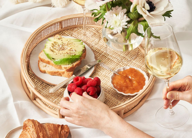 Sektfrushtück im Bett mit Avocadobrot