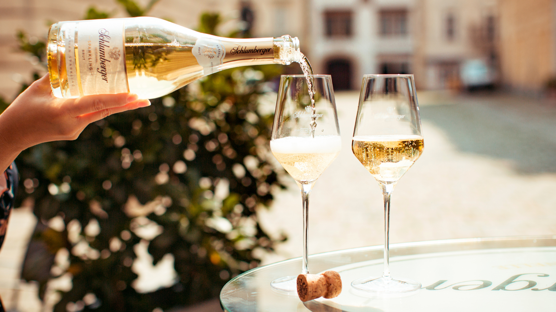 Schlumberger Sparkling Brut Klassik beim Einschenken.