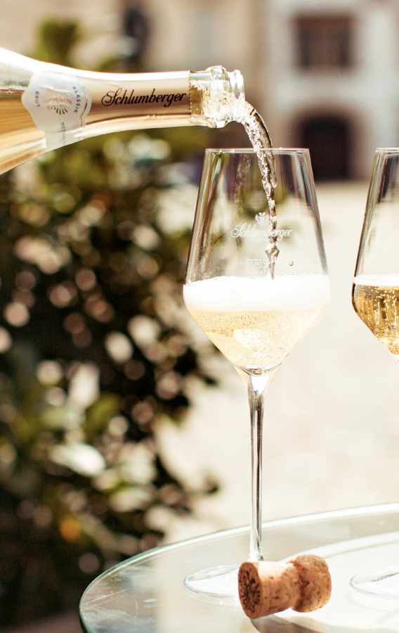 Schlumberger Sparkling Brut Klassik beim Einschenken.