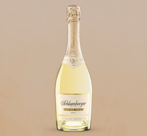 Schlumberger Cuvee 1842 Reserve vor sandfarbenem Hintergrund