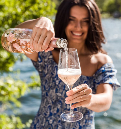 Spring Edition wird von Dame in ein Weißweinglas eingeschenkt