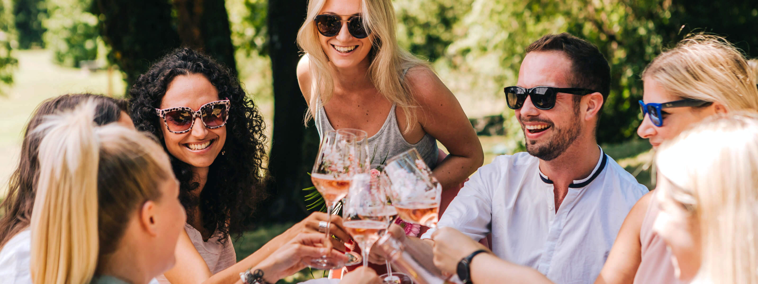 Schlumberger Team beim Anstossen im Park mit einer einer Flasche Schlumberger Rosé Spring Edition