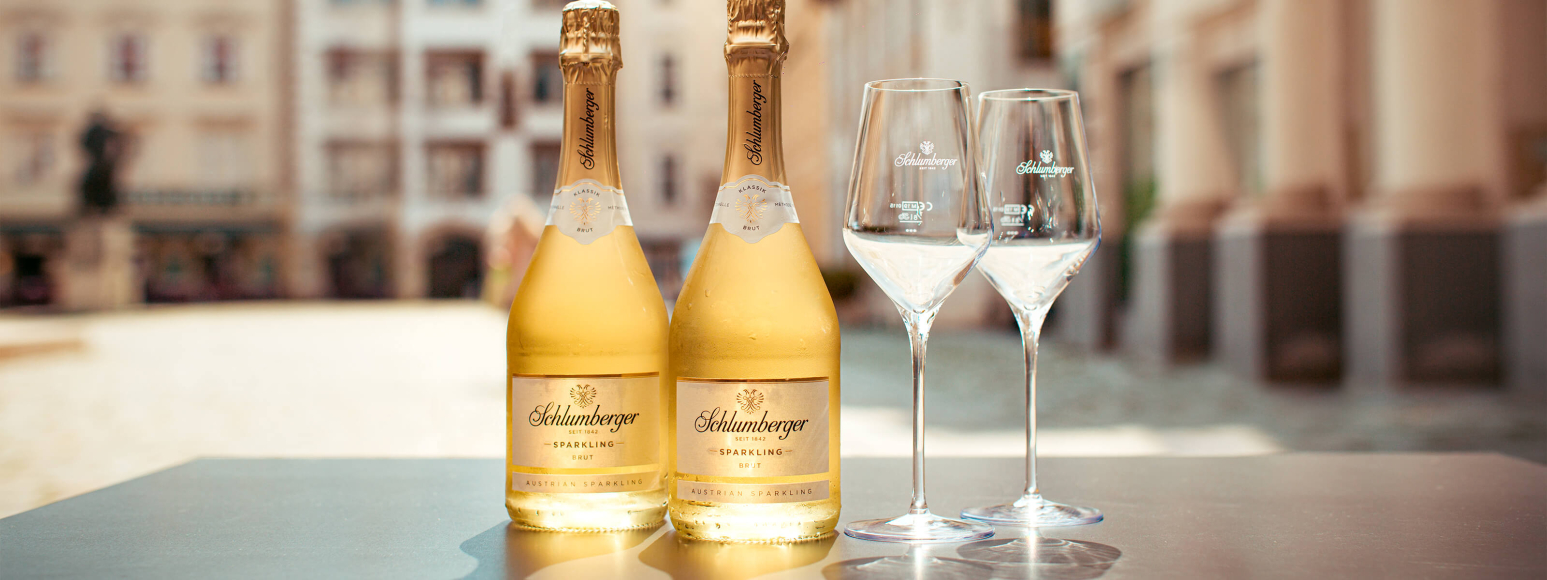 Zwei Flaschen Schlumberger Sparkling Brut 750ml mit zwei Sektgläser.