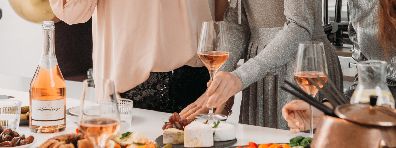 Damen stehen in der Küche bei einem Sekt Brunch mit Schlumberger Rosé Brut