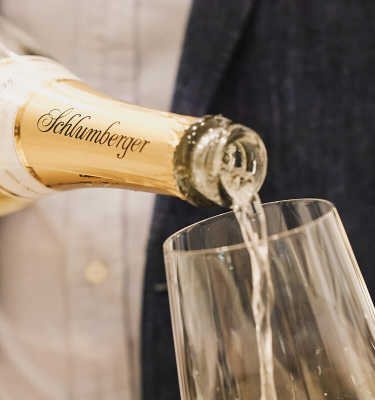 Flasche Schlumberger Sparkling Brut beim Einschenken in ein Sektglas