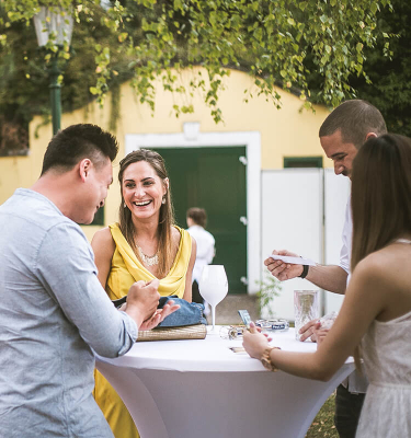 Schlumberger Event Tisch im Freien mit spaßiger Gruppe