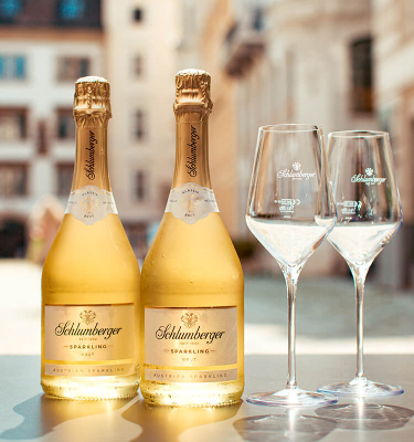 Zwei Flaschen Schlumberger Sparkling Brut 750ml mit zwei Sektgläser.