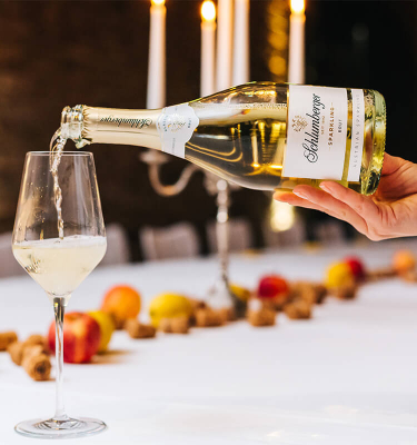 Hero Sparkling Brut Klassik einschenken in Kellerwelten