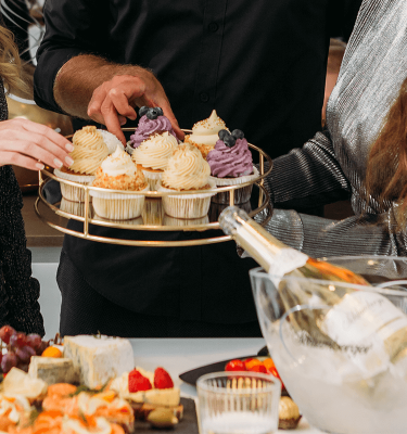 Freunde teilen sich einen Schlumberger Sparkling Brut und Cupcakes