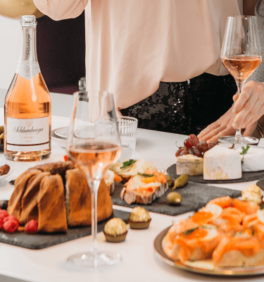 Damen stehen in der Küche bei einem Sekt Brunch mit Schlumberger Rosé Brut