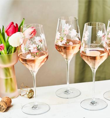 Schlumbegrer Spring Glaser am Tisch mit Rosé Sekt