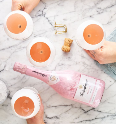 Schlumberger Rosé Ice Seco liegt am Tisch, vier Gläser stehen daneben