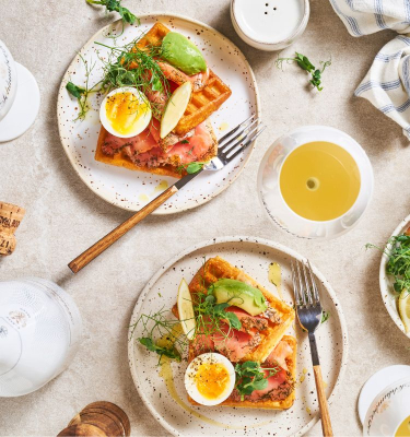 Sektfrühstück mit Waffeln, Lachs und Ei