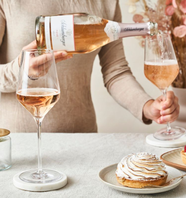 Dame schenkt ein Glas Schlumberger Rosé Brut ein