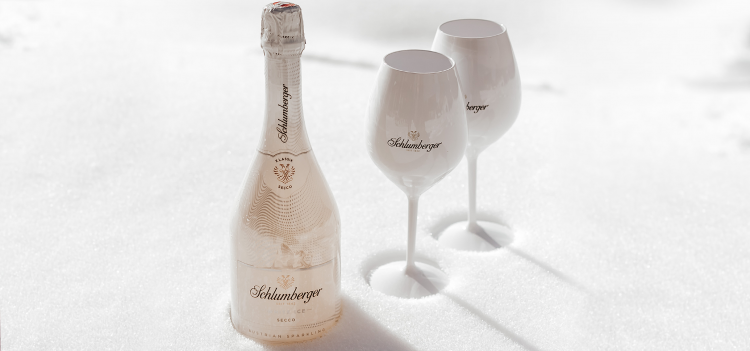 Schlumberger White Ice Secco 0,75L Flasche im Schnee mit zwei Schlumberger Gläser