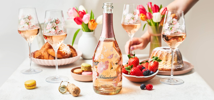 Schlumberger Sparkling Spring Limited 0,75L Spring Edition gedecktem Tisch mit frischen Früchten und Naschereien
