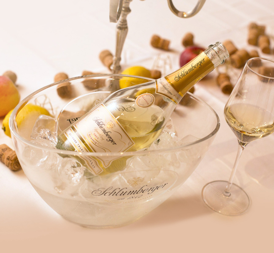 Schlumberger Sparkling Brut Klassik 750ml im Sektkühler auf herbstlich dekorierten Tisch.