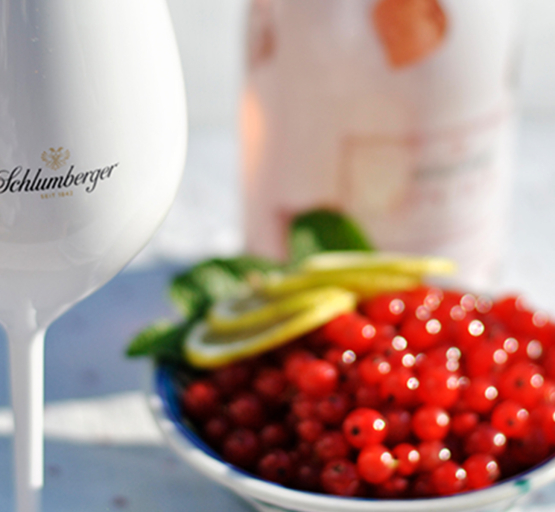 Schlumberger ON ICE Rosé 0,75 Liter Flasche mit Weinglas weiß und Früchten