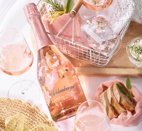 Spring Edition auf Picknick Tisch mit gefüllten Gläsern und Brot